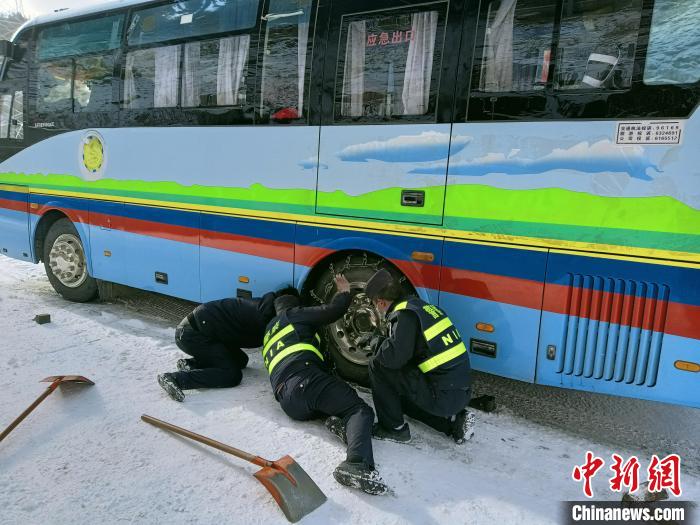 大客車路面側滑西藏林芝移民管理警察火速救援