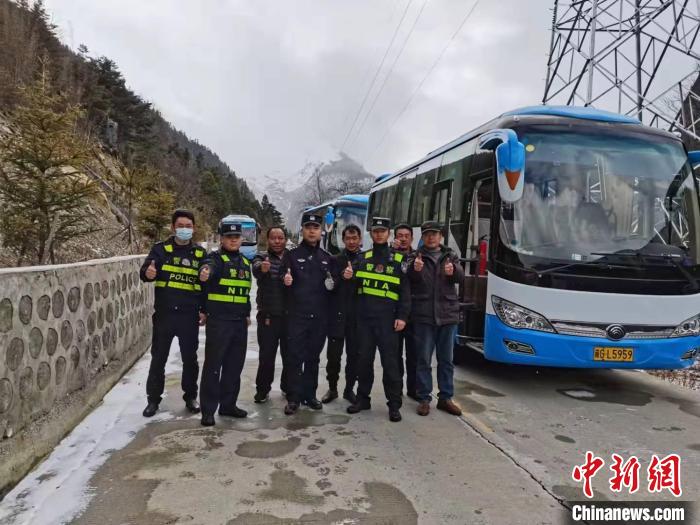 救援成功后，司機們與邊境派出所民警合影。　李建峰 攝