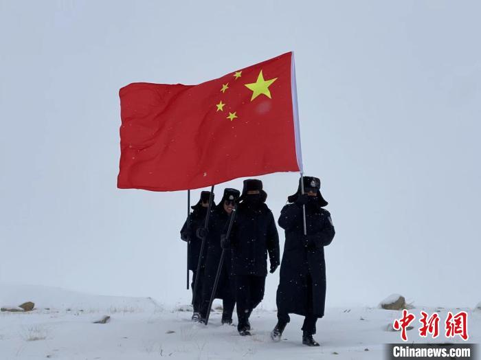 西藏阿里：高原戍邊民警在崗位上迎接警察節