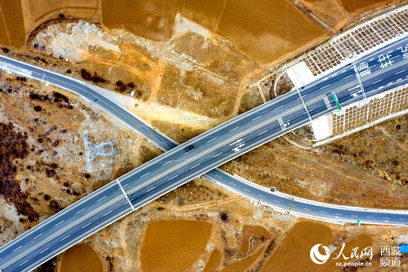 拉林高等級公路。徐馭堯攝
