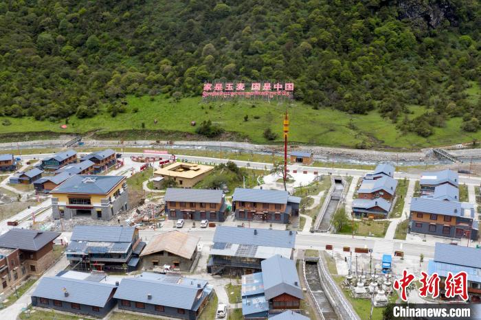 “家是玉麥 國(guó)是中國(guó)”的大字豎立在玉麥鄉(xiāng)旁的山腳上?！钊A峰 攝