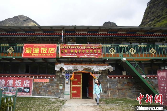 玉麥鄉(xiāng)里修建了飯店與旅館。　楊華峰 攝