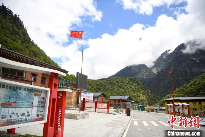 玉麥鄉(xiāng)內(nèi)道路變成了硬化路。　楊華峰 攝