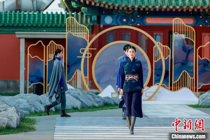 近40套藏式針織系列時裝亮相2022北京時裝周。　北京時裝周供圖