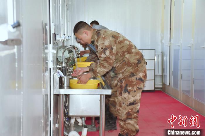 圖為阿里軍分區某邊防團官兵在新建水房洗漱。　劉曉東 攝