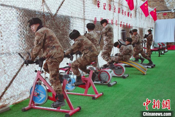 圖為阿里軍分區某邊防團官兵在陽光房里鍛煉。　劉曉東 攝
