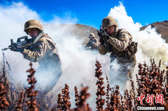 官兵正在進行戰(zhàn)術綜合訓練。　西藏山南軍分區(qū)某團供圖