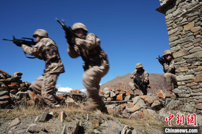 官兵正在進行戰(zhàn)術綜合訓練。　西藏山南軍分區(qū)某團供圖