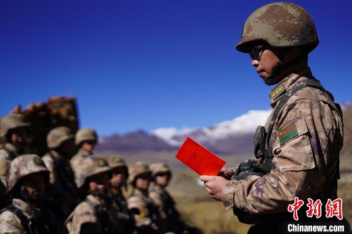 訓練間隙，楊磊正在為官兵作宣講。　西藏山南軍分區(qū)某團供圖