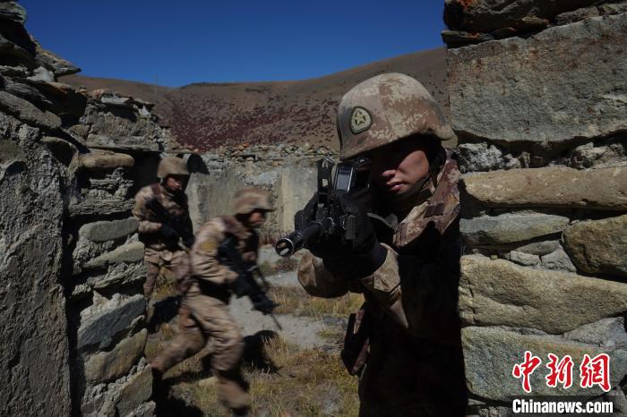 官兵正在進行戰(zhàn)術綜合訓練。　西藏山南軍分區(qū)某團供圖