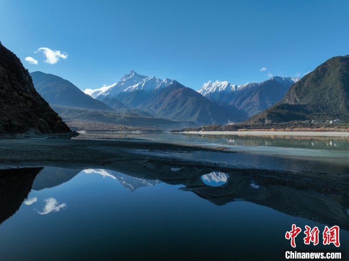 西藏林芝雅魯藏布江和遠處的雪山?！《拘?攝