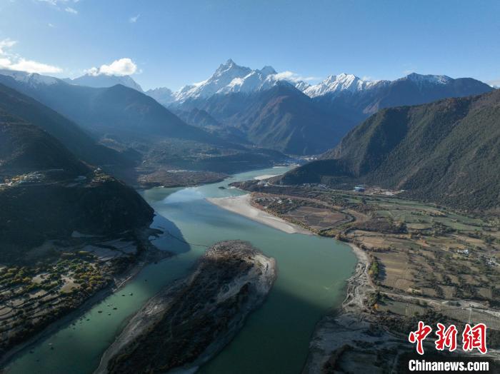 西藏林芝雅魯藏布大峽谷的雪山風光?！《拘?攝