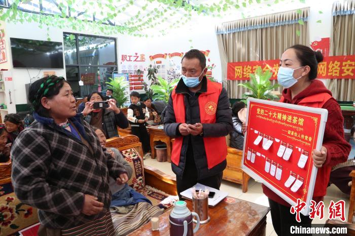 圖為瓊結(jié)縣村民參與問(wèn)答。　倫珠澤仁 攝