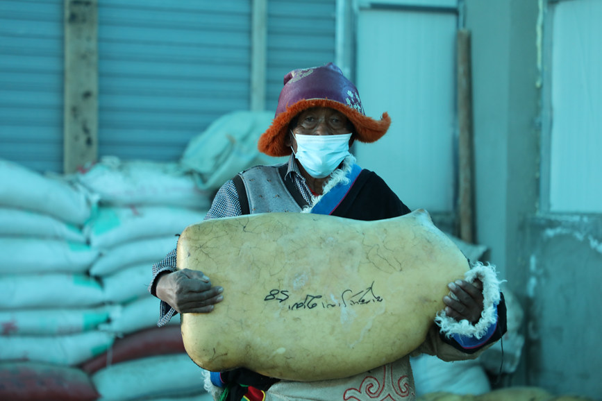 茶措村牧區改革合作社酥油分紅現場。索朗仁青 攝