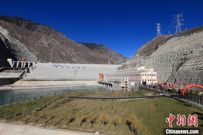 圖為金沙江上游蘇洼龍水電站?！⊥趵?攝