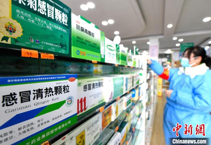 12月7日，拉薩宇拓路一藥店工作人員正在整理店內的感冒類藥品。　李林 攝