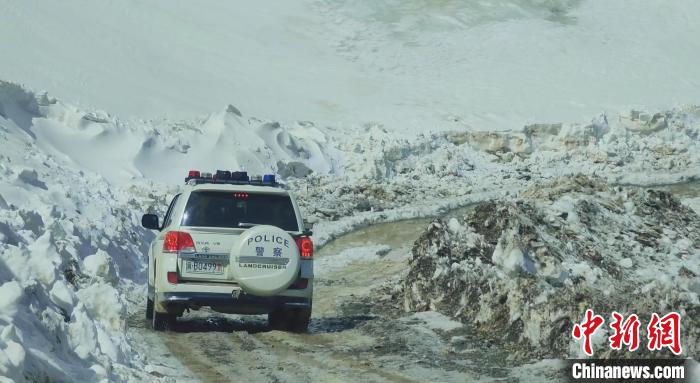 圖為邊壩縣降雪時夏貢拉山段路況?！∵厜慰h融媒體中心供圖