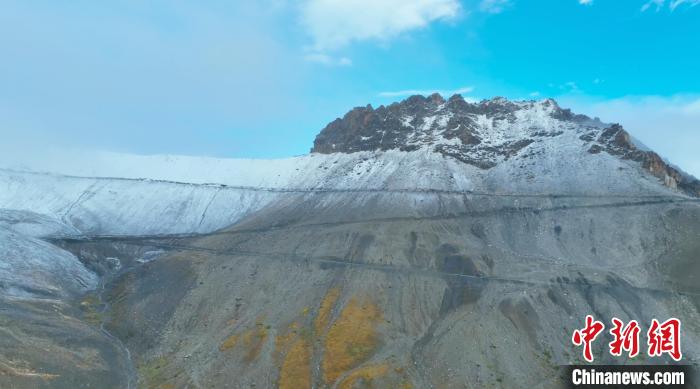 圖為邊壩縣降雪時夏貢拉山段路況?！∵厜慰h融媒體中心供圖