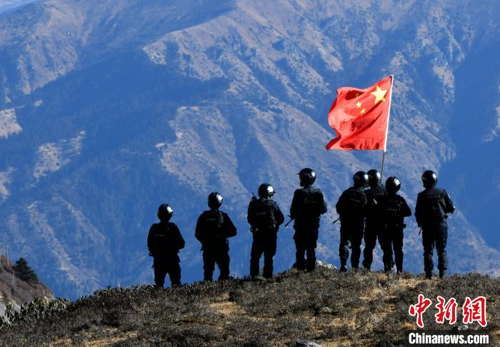 1月6日，移民警察在執(zhí)勤。　李林 攝
