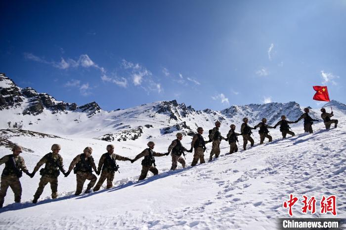 西藏軍區山南軍分區某邊防團踏雪巡邊國旗揚