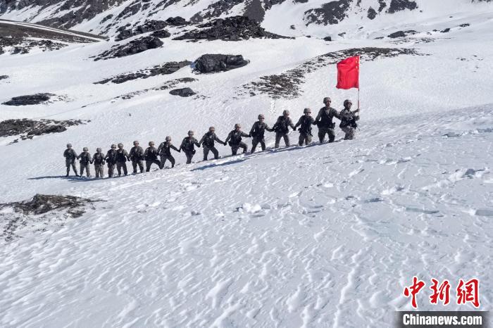 春節期間，西藏軍區山南軍分區某邊防團官兵踏雪巡邊。　旦增晉美 攝
