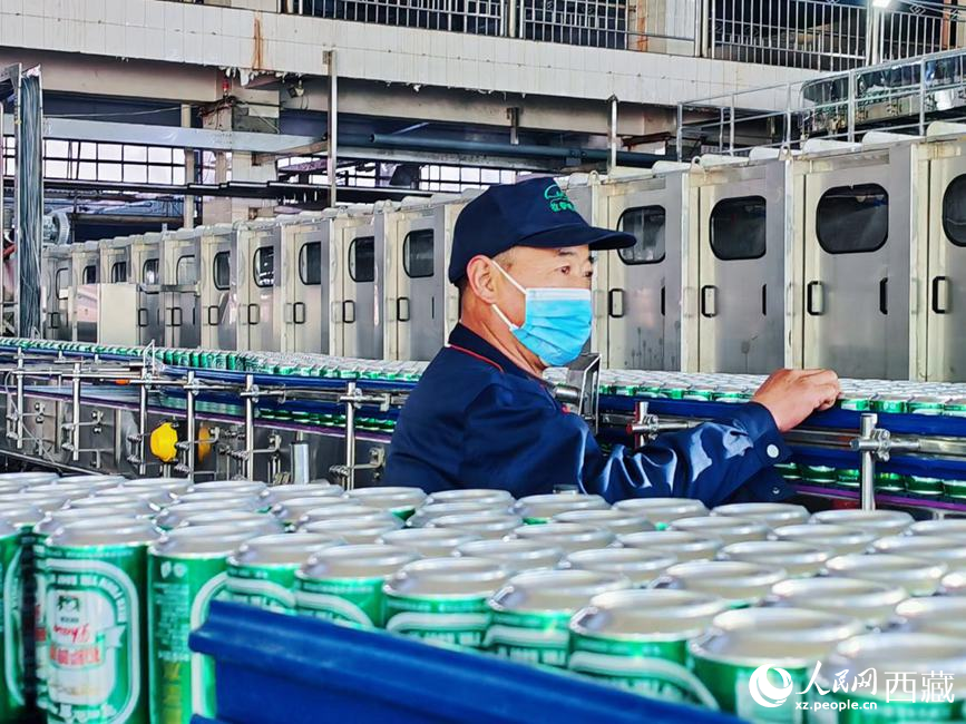 技術人員在生產線上檢查產品。人民網 李海霞攝
