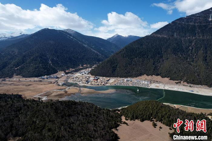 2月17日，西藏林芝魯朗小鎮。(無人機照片) 李林 攝