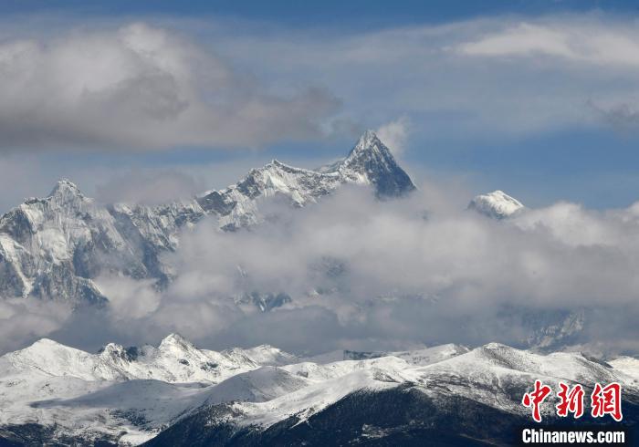 2月17日，西藏林芝色季拉山觀景臺拍到的南迦巴瓦峰。　李林 攝