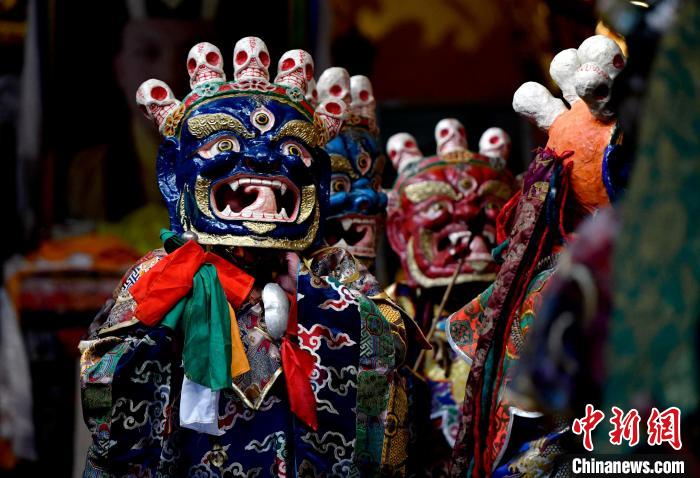 2月19日，楚布寺僧人們佩戴面具準備參加跳神活動。　李林 攝