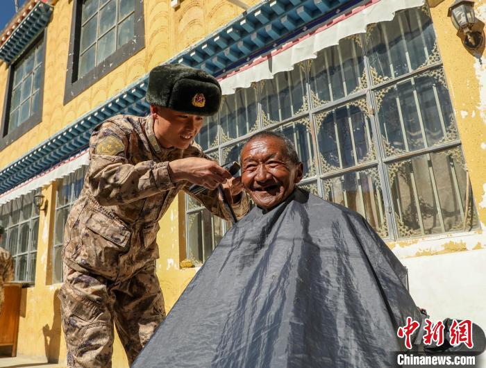 圖為阿里軍分區(qū)某邊防團(tuán)官兵為駐地群眾理發(fā)迎藏歷新年。　旦增倫珠 攝