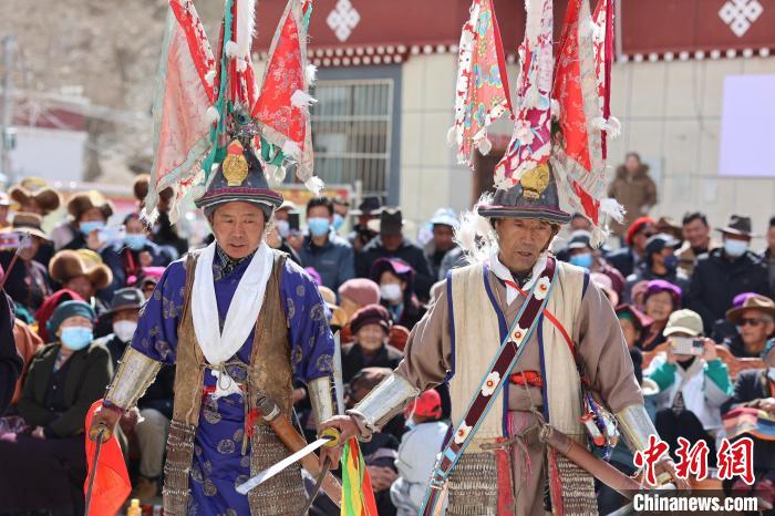 圖為兩位藝人表演瓊結“果孜”舞。　倫珠澤仁 攝