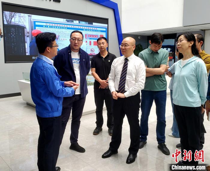 圖為全國(guó)政協(xié)委員、農(nóng)工黨青海省委主委王昆(中)在企業(yè)調(diào)研?！」鶟M福 供圖