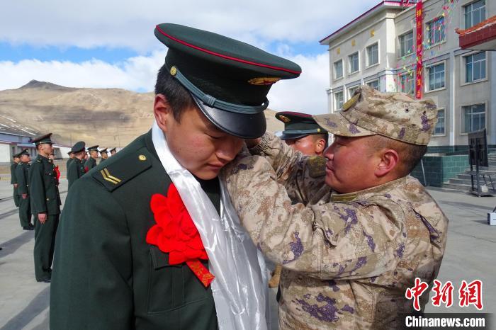 卸下軍銜等標識。　劉俊輝 攝