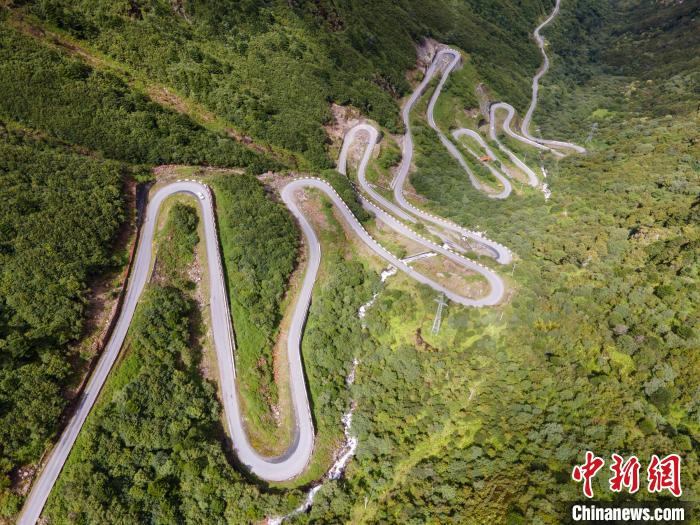 圖為西藏山南錯那縣的盤山公路，錯那縣被命名為全國“四好農村路”示范縣?！〗w波 攝