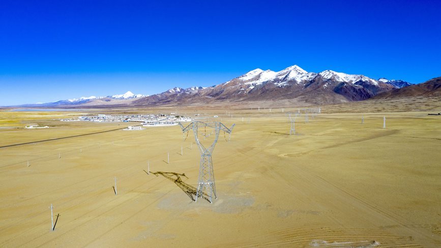 位于海拔4700多米的阿里聯網工程霍爾變電站。