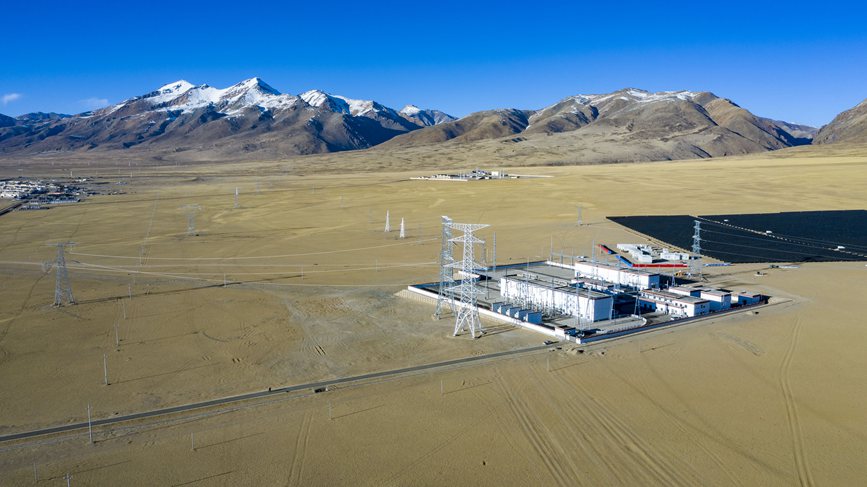 位于海拔4700多米的阿里聯網工程霍爾變電站。