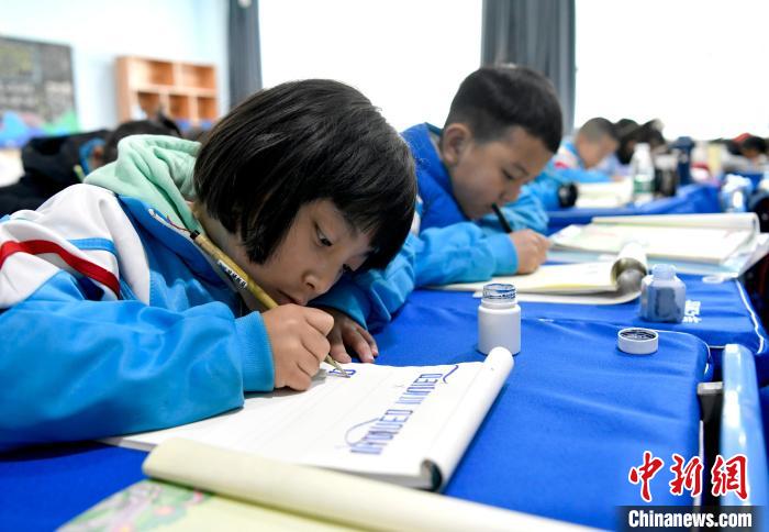 3月14日，西藏拉薩市第一小學一年級六班的學生們在藏語文課上書寫藏文?！±盍?攝