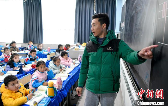 3月14日，西藏拉薩市第一小學藏語文老師拉巴次仁在課堂上?！±盍?攝
