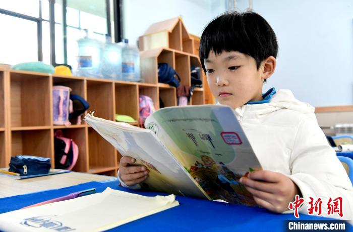 3月14日，西藏拉薩市第一小學一年級六班學生丁增樂吉在閱讀藏語課本?！±盍?攝