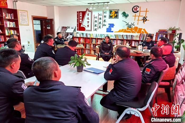 圖為亞東出入境邊防檢查站民警與銀行業(yè)務(wù)人員進(jìn)行金融知識深入交流。　胡利媛 攝