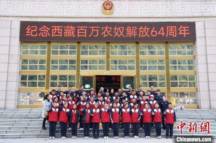 圖為亞東邊檢站民警代表與駐地小學師生代表合影留念?！『?攝