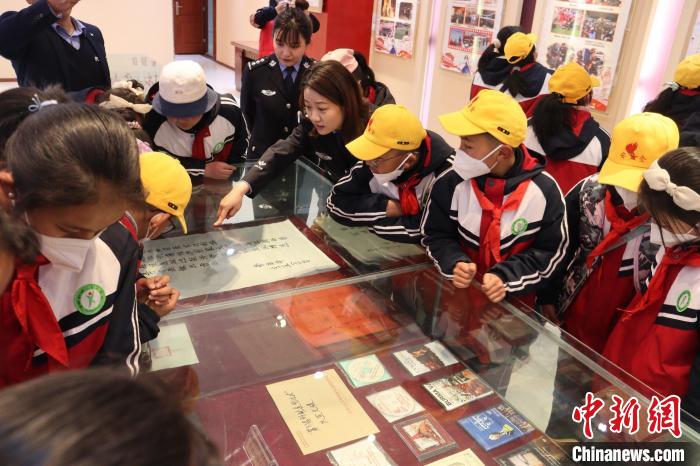 圖為亞東邊檢站民警為駐地小學生講解該站榮譽發展史?！『?攝