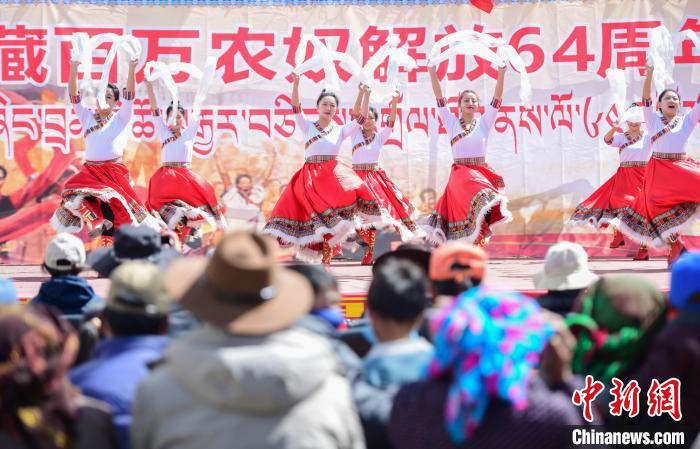 圖為墨竹工卡縣龍珠崗村，文藝演出現場。　貢嘎來松 攝