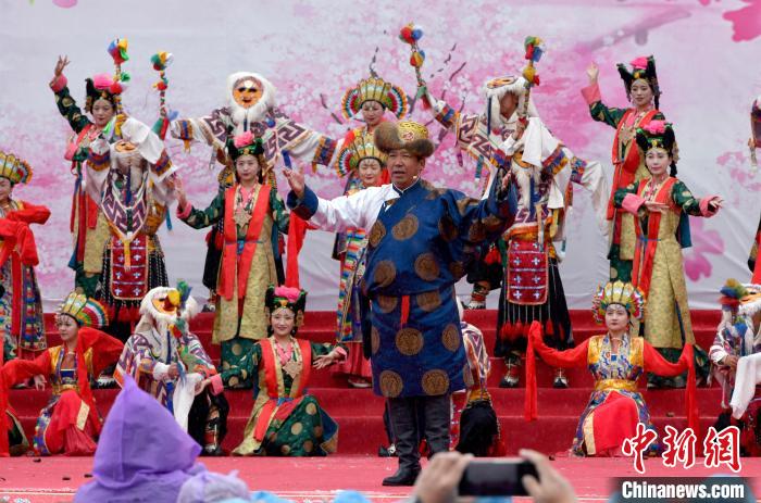 3月28日，西藏林芝第二十屆桃花旅游文化節開幕式上的文藝表演。　李林 攝