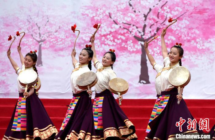3月28日，西藏林芝第二十屆桃花旅游文化節開幕式上的文藝表演。　李林 攝