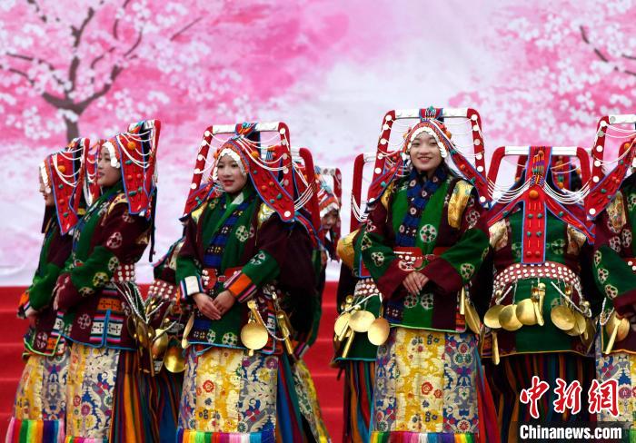 3月28日，西藏林芝第二十屆桃花旅游文化節開幕式上的文藝表演。　李林 攝