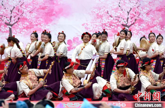 3月28日，西藏林芝第二十屆桃花旅游文化節開幕式上的文藝表演。　李林 攝
