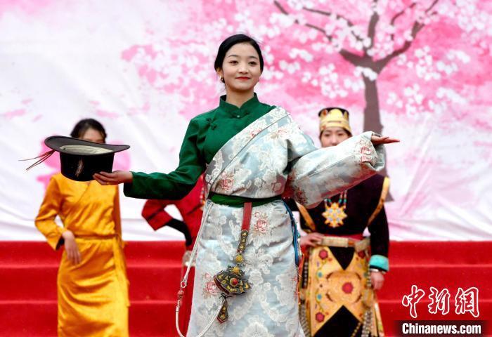 3月28日，西藏林芝第二十屆桃花旅游文化節開幕式上的文藝表演。　李林 攝
