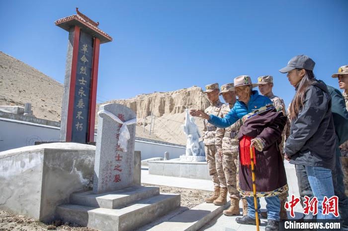 圖為在西藏阿里地區(qū)札達(dá)縣烈士陵園，82歲的次仁南杰老人為軍民代表講述新舊西藏的變化。　劉曉東 攝