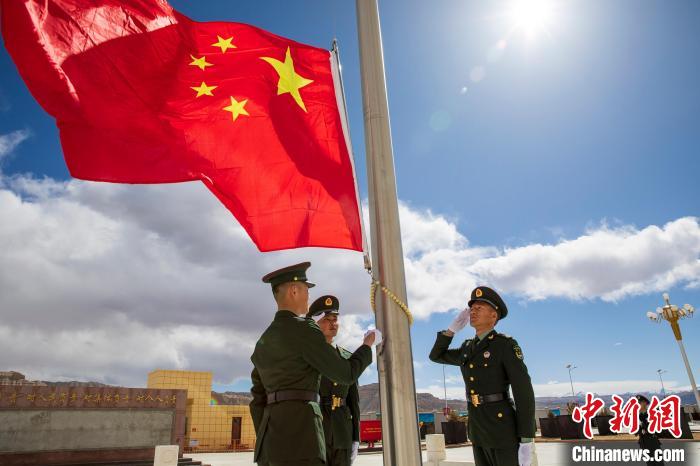圖為在西藏阿里地區(qū)札達(dá)縣，軍民共同舉行升國旗儀式，慶祝西藏百萬農(nóng)奴解放紀(jì)念日。　劉曉東 攝